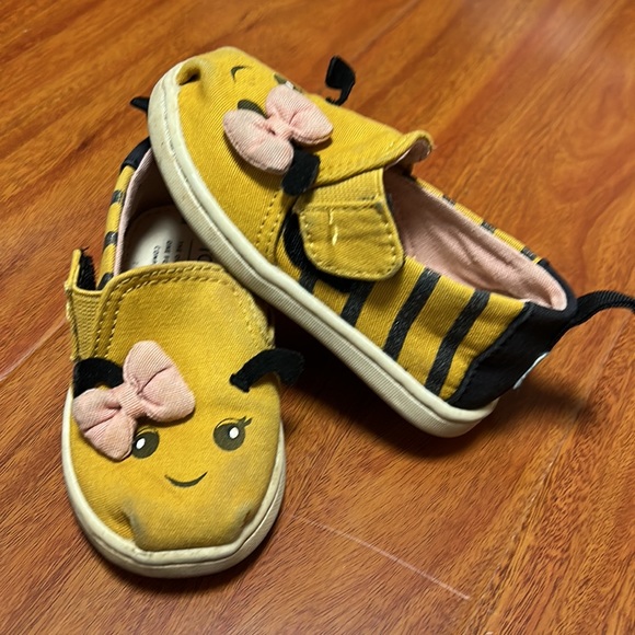 Toms Bee Themed Girls Size 5 Shoes. - Picture 2 of 4